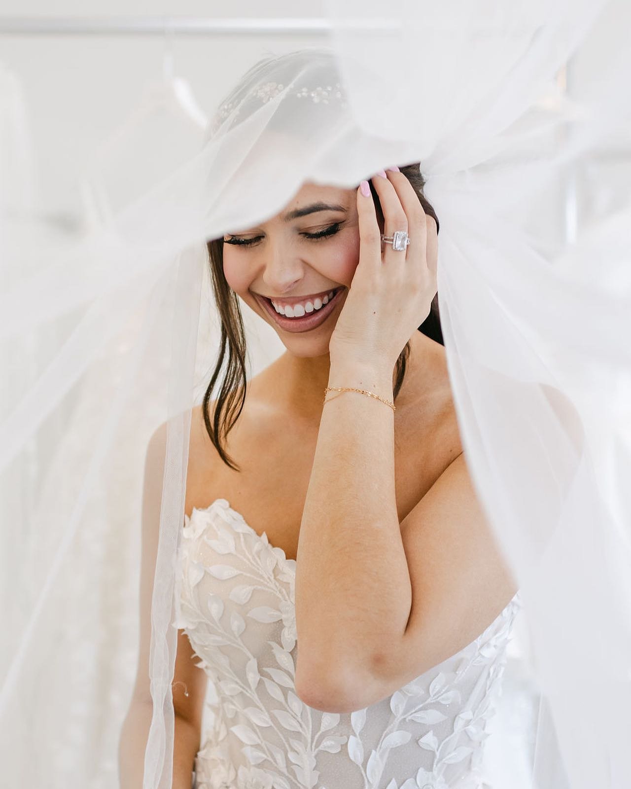 Veil details!!! It&rsquo;s a perfect accessory to get all those dreamy looks with your wedding photographer.💗
.
.
#veil #weddingveil #bridalaccessories