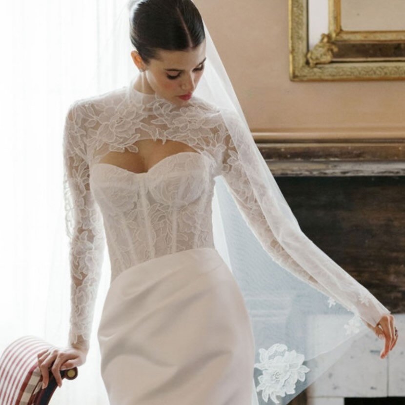 Lace with a touch of classic clean!! @annebarge 
.
#pinkpetalbridal #wedding2027 #dreamdress
