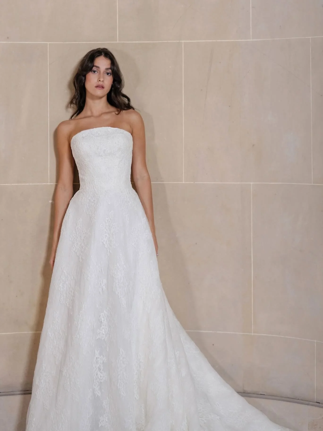 Classic with lace the perfect dress combination! Brand new and BEAUTIFUL!!
@annebarge