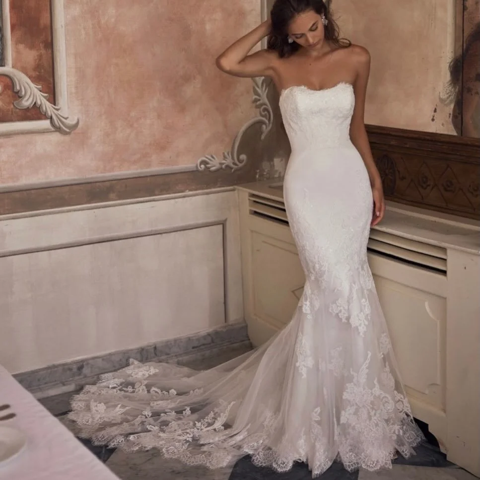 In LOVE! Fit &amp; flare with a tulle flowing train!! Brand new!!