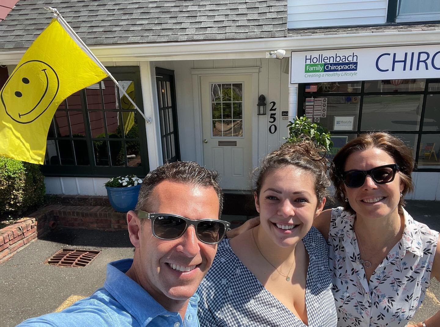 ☀️Beautiful days call for lots of smiles and new Flags🇺🇸 @ 250 Main, Madison NJ! @ilovemadisonnj #mentalhealthawareness #springtime #smilemore #springspruceup #chiros #positivevibes #vitamind