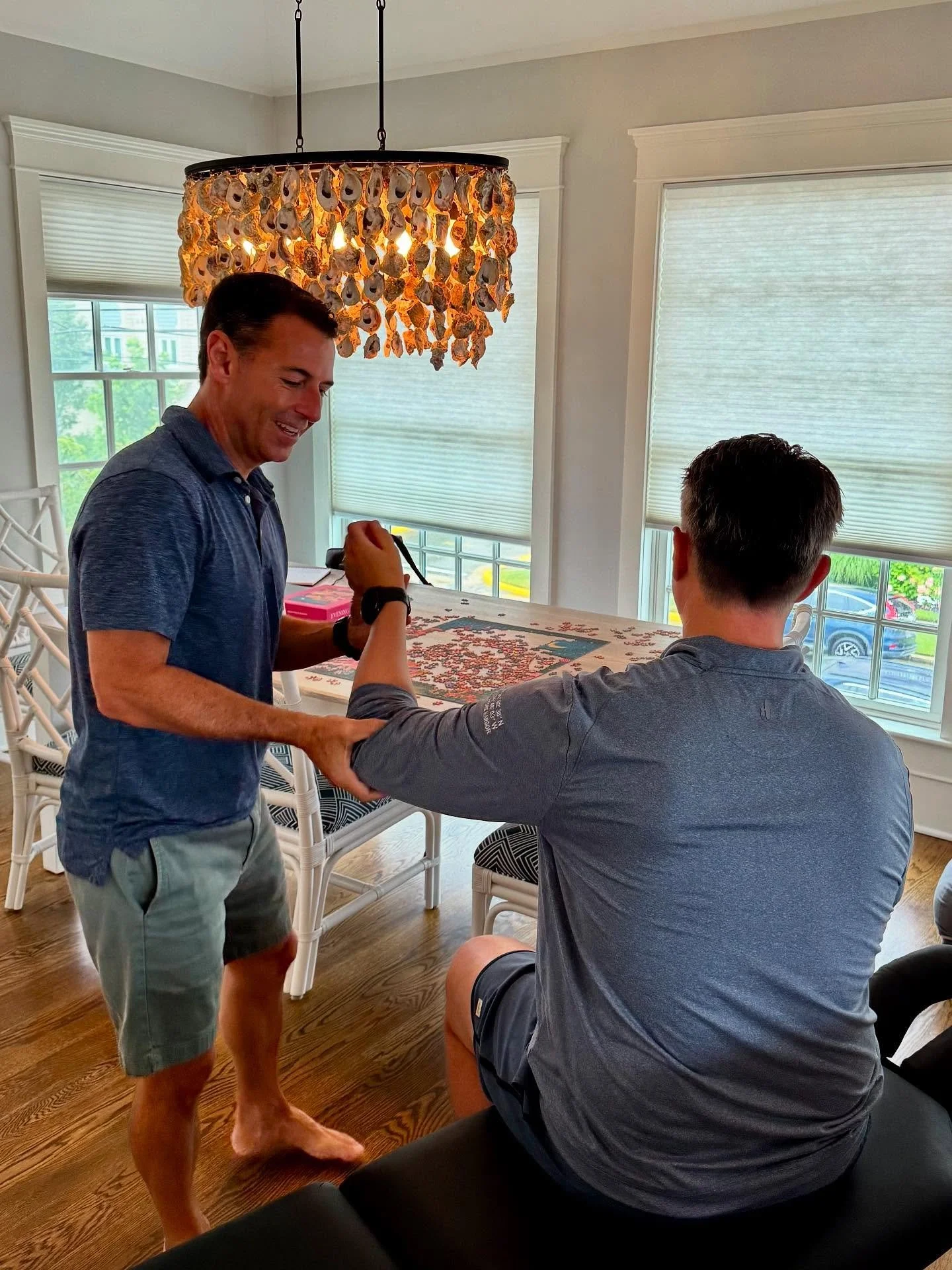 The 🙌🏻 @stoneharborchiro puts your pieces back together so you can complete that summer puzzle 🧩 with ease&hellip;
🌊🏡 Your Chiropractor, Delivered.

Stone Harbor Chiro is your local traveling chiropractor, bringing expert care right to your door