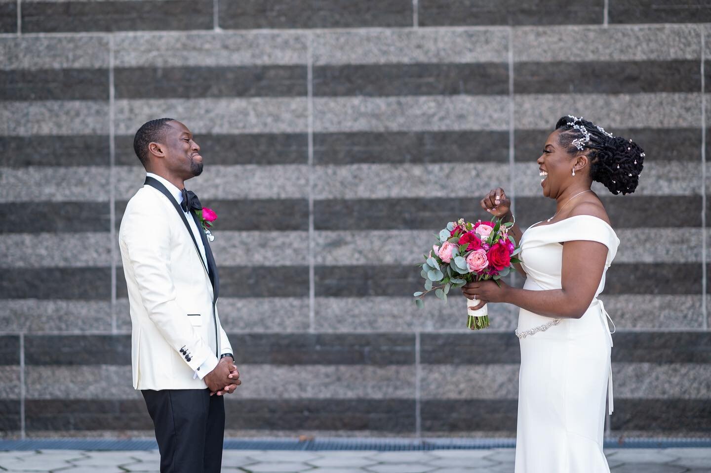 The first look is a &ldquo;tradition&rdquo; we can get behind! Calms your nerves and gives a really special and private moment for the couple. Just look at their smiles! 🥰

.
.
.

Photography: @kamron_khan
Venue: @cleinstituteart 
Flowers: @bouquets