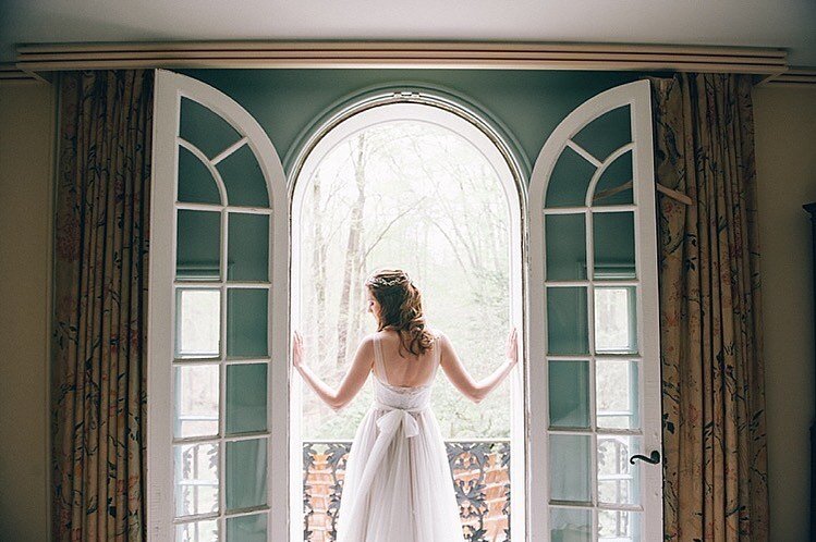 This is giving us all the slow Sunday feels. 😍

.
.
.

Photography: RAD Photography @rob__drago
Venue: @holden_arboretum_events 

.
.
.

#cleveland #weddings