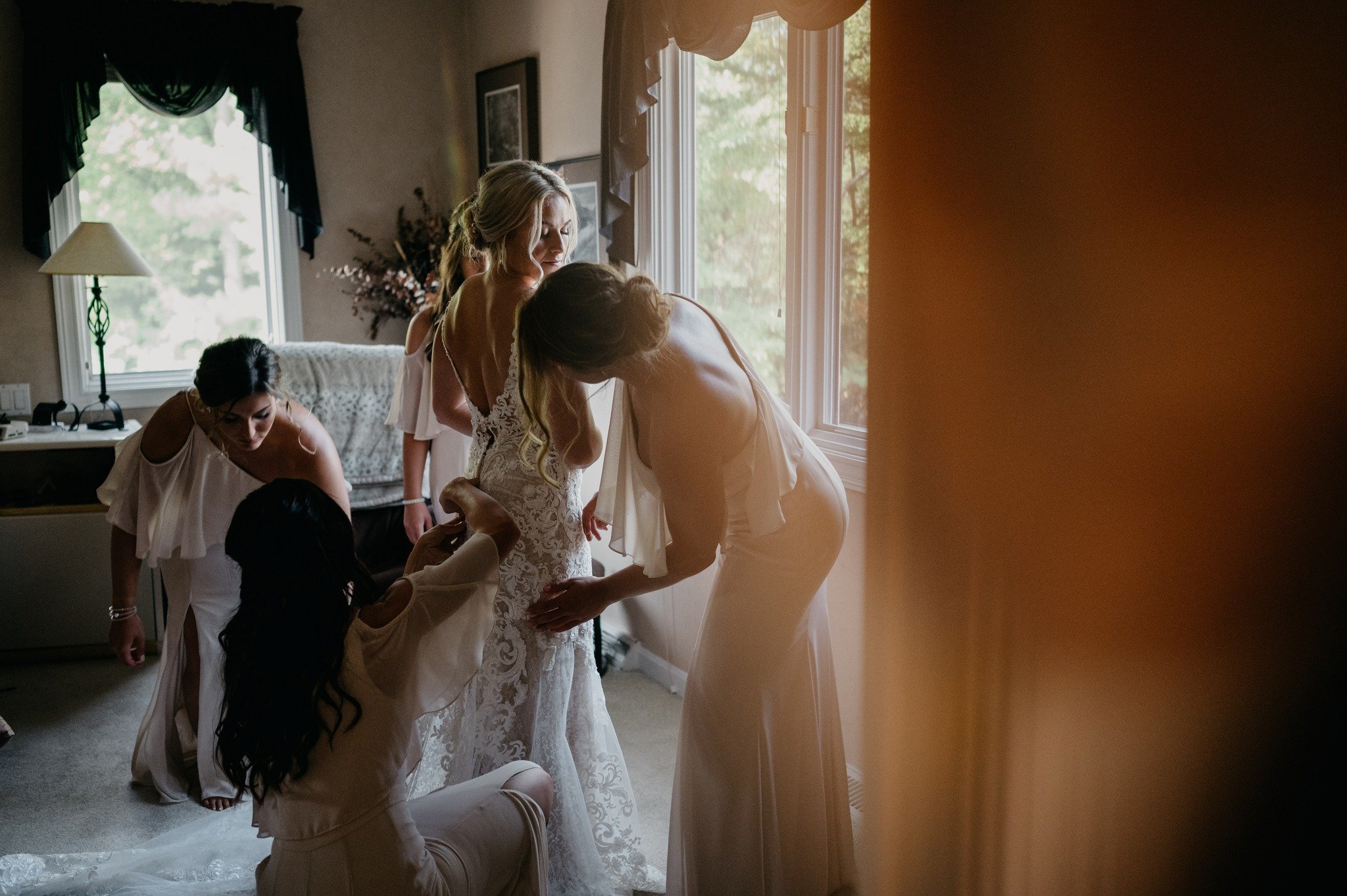 It&rsquo;s not about more and you don&rsquo;t need a thousand details for it to hit.
A well-placed/thought out detail hits harder than a table full of trendy stuff you don&rsquo;t care about📸 #hiretheprofessionals #clevelandweddingplanner #2025weddi
