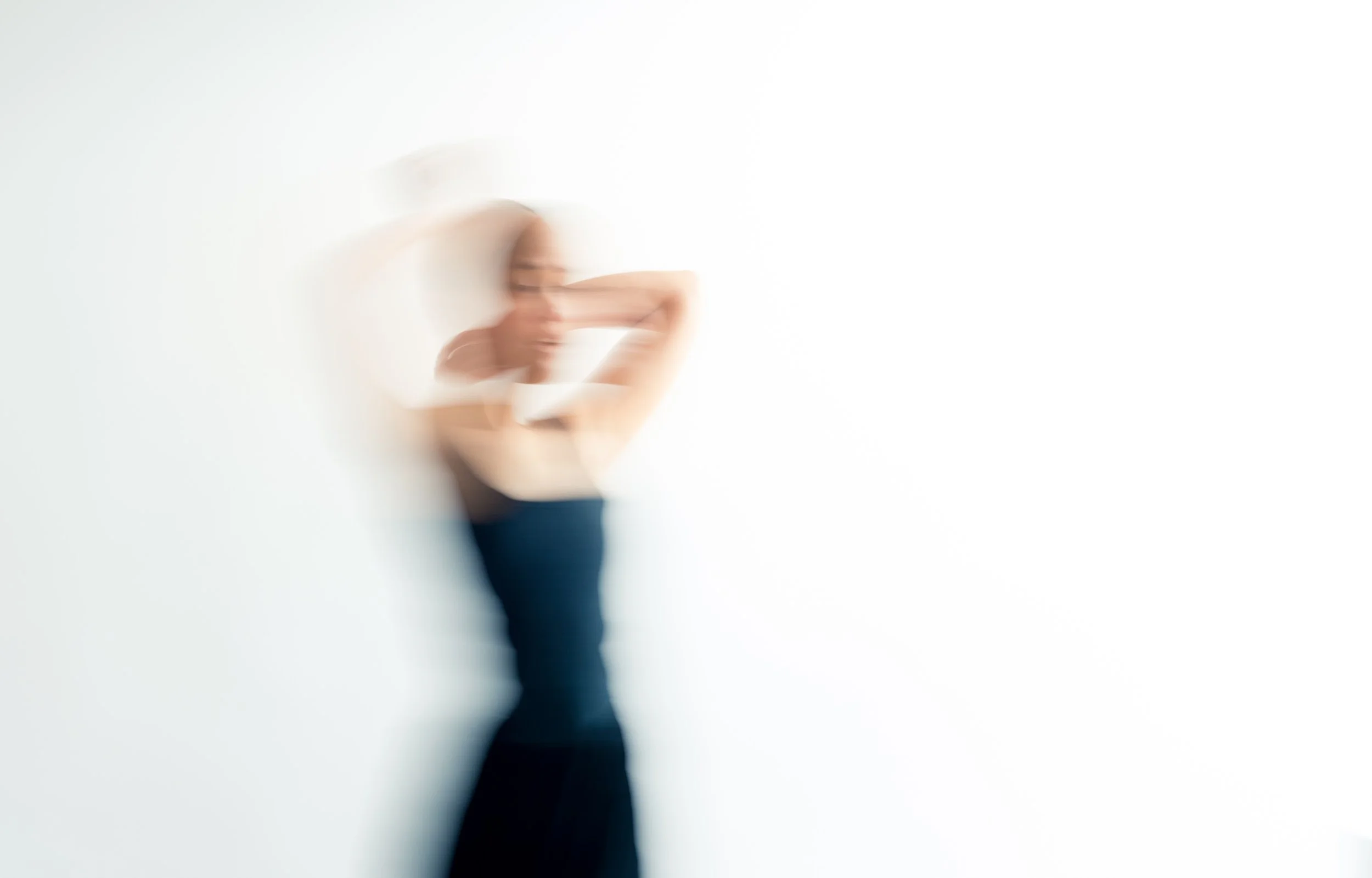 Bild einer sich bewegenden Frau mit Zitat von Simone Weil - Aufmerksamkeit ist die seltenste und reinste Form von Großzügigkeit