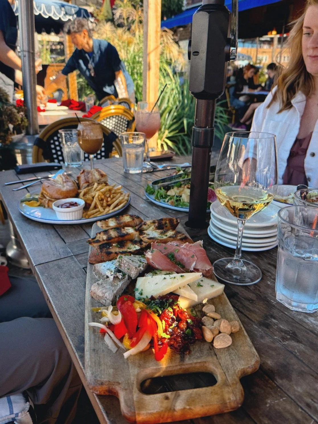 Heaven is the @labodegakc patio at 72, sunny, and breezy 🥲

Jam&oacute;n Serrano, rosemary manchego, valdeon.