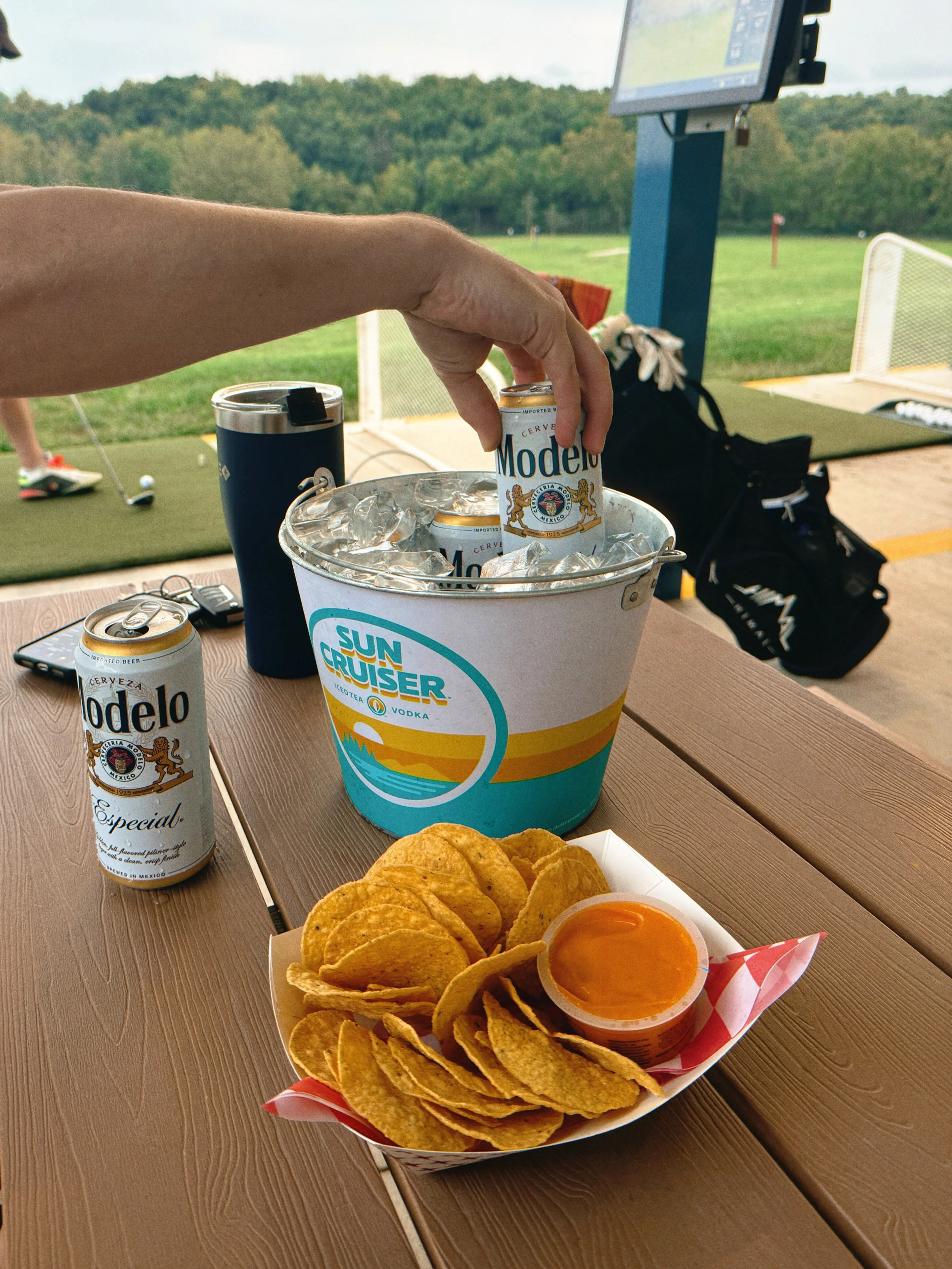 Nothing better than a bucket of balls and a bucket of beers on a gorgeous day! @golfranchshoalcreek 

&hellip;and some concession stand nachos. 😇