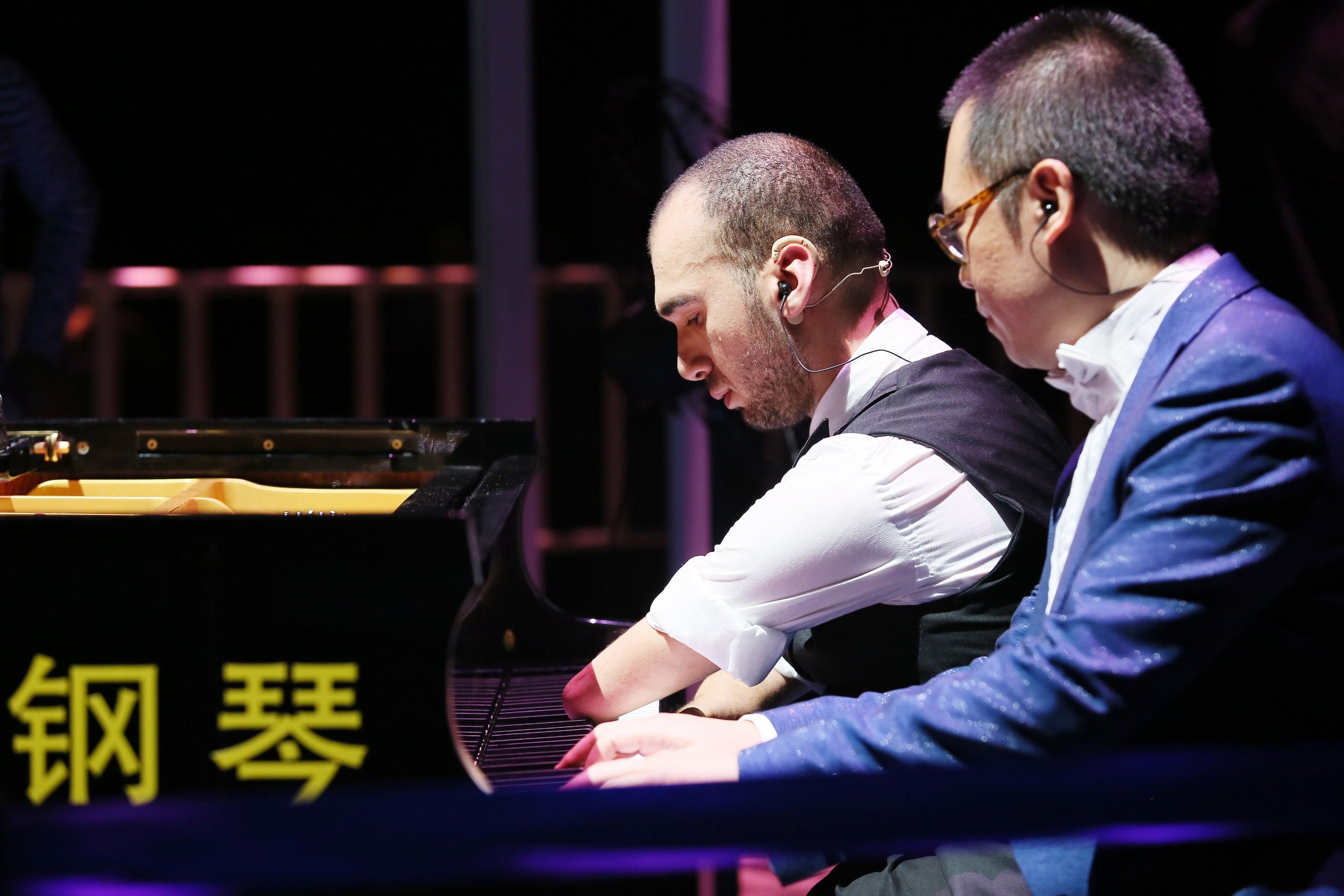 Mahdi+Gilbert+playing+piano+without+hands+or+arms.jpg
