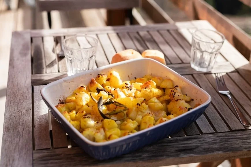 Papas Doradas con Vinagreta de Mostaza