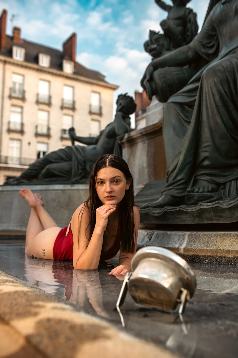 Jeune femme se baignant dans la fontaine de la Place Royale à Nantes.