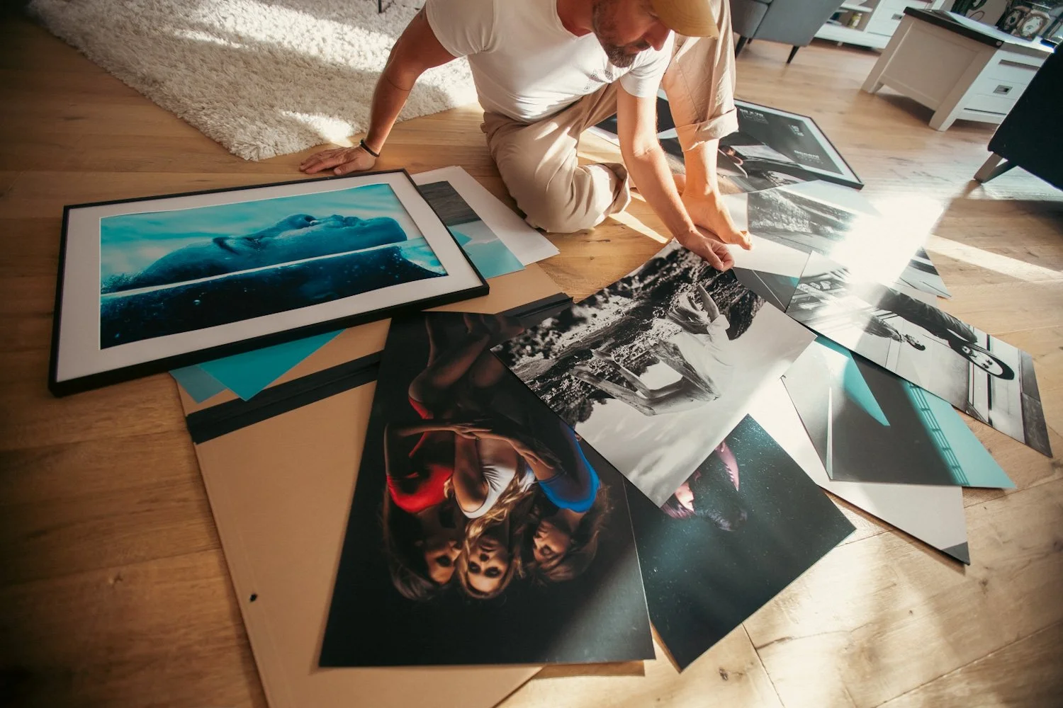 François Mougel photographe à Nantes sélectionnant les tirages d'art pour son exposition de début octobre