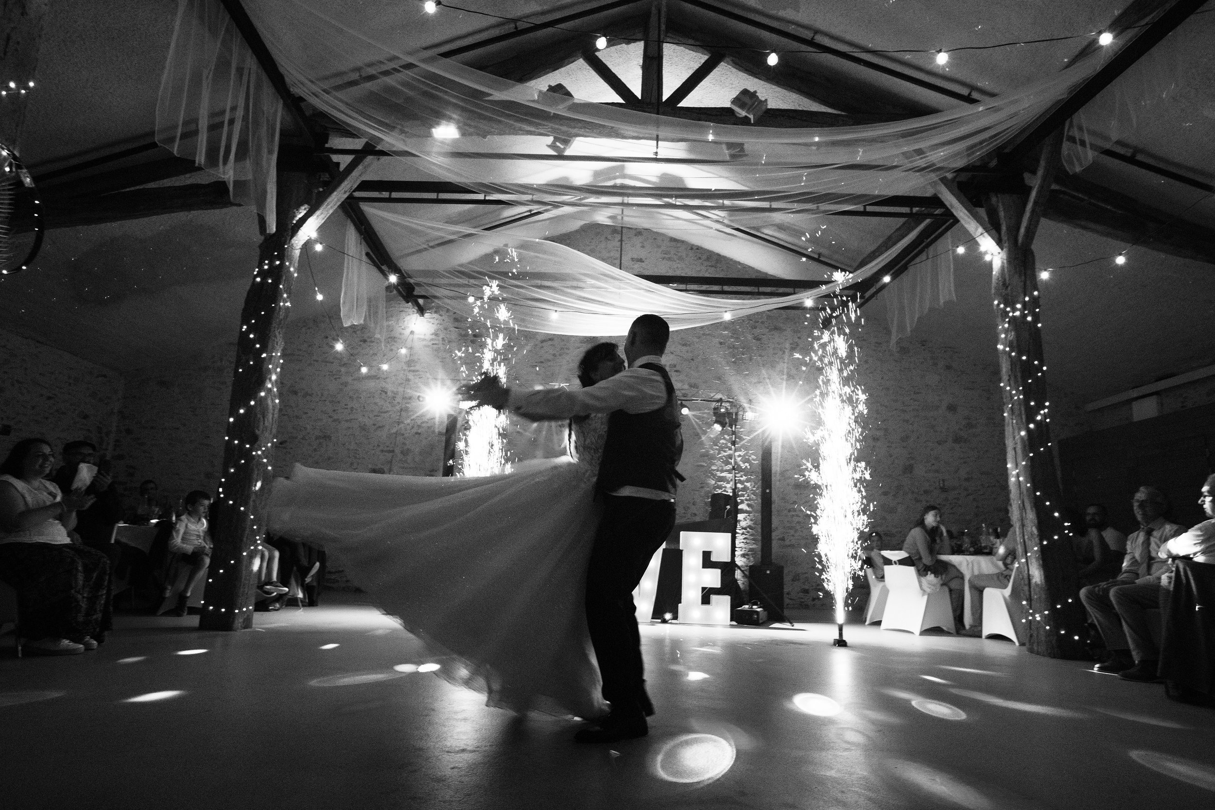 les mariés ouvrent le bal sous les projecteurs et devant leurs invités