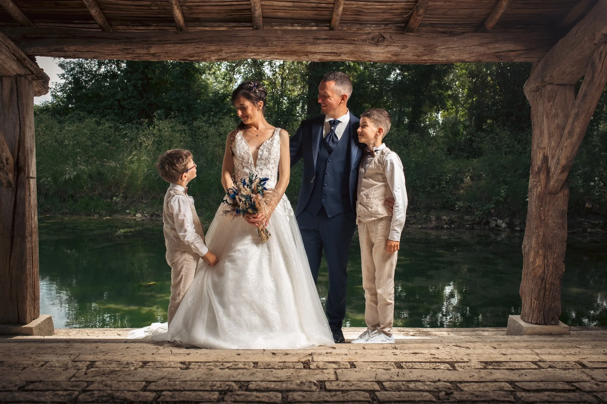 les mariés posent avec leurs enfants dans un ancien lavoir à Rennes
