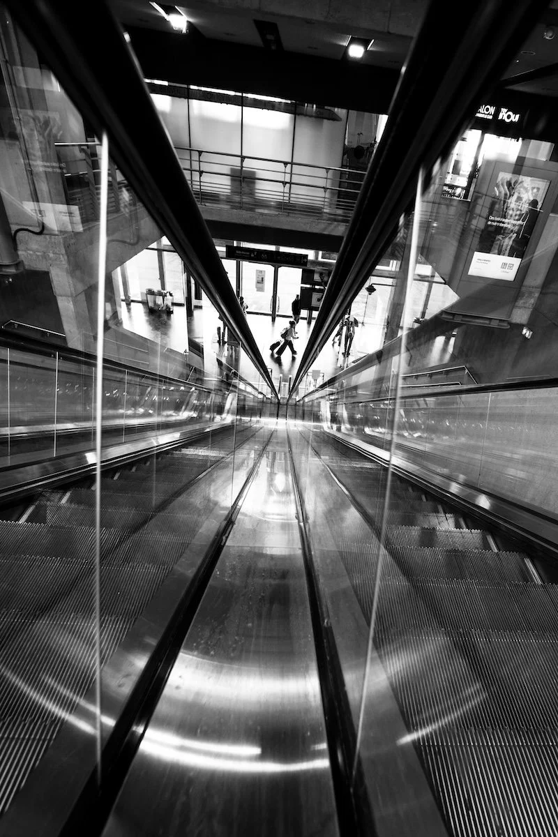 francois-mougel-escalator-perspective-interieure-nantes-noir-et-blanc.jpg