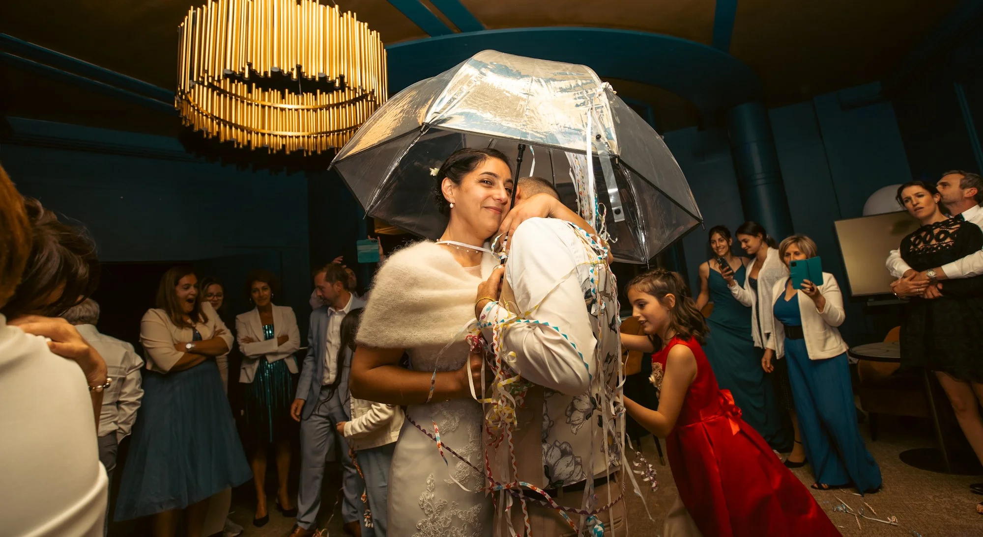 les mariés ouvrent le bal avec la tradition du parapluie