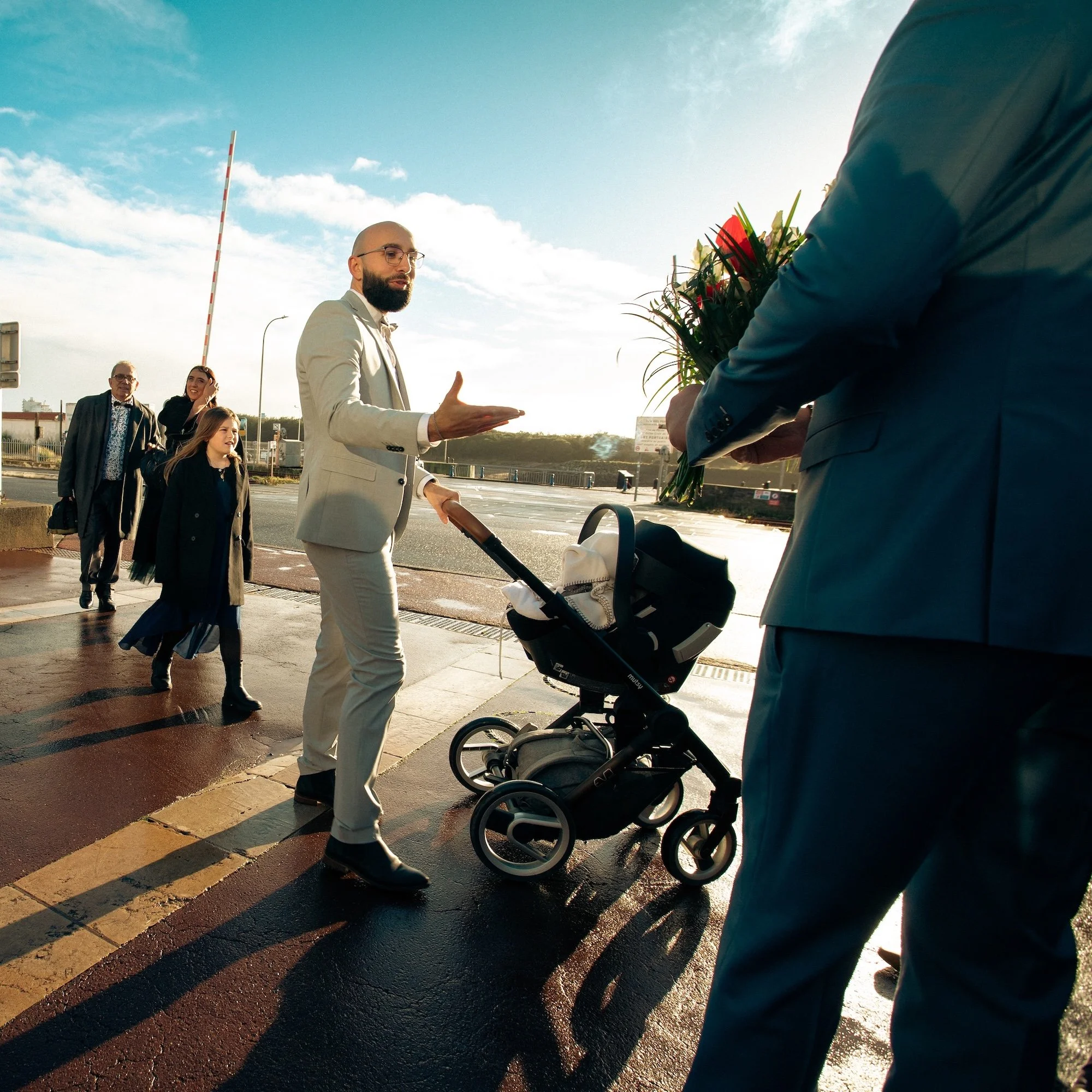 un bébé dans sa poussette invité au mariage 