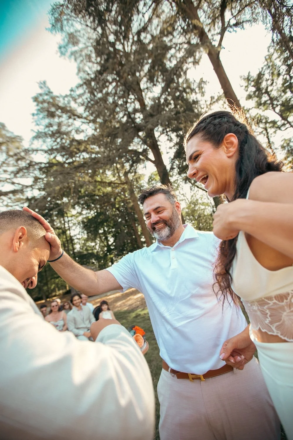 Les invités s'amusent avec l'officiant de cérémonie laïque au château de Maubreuil.