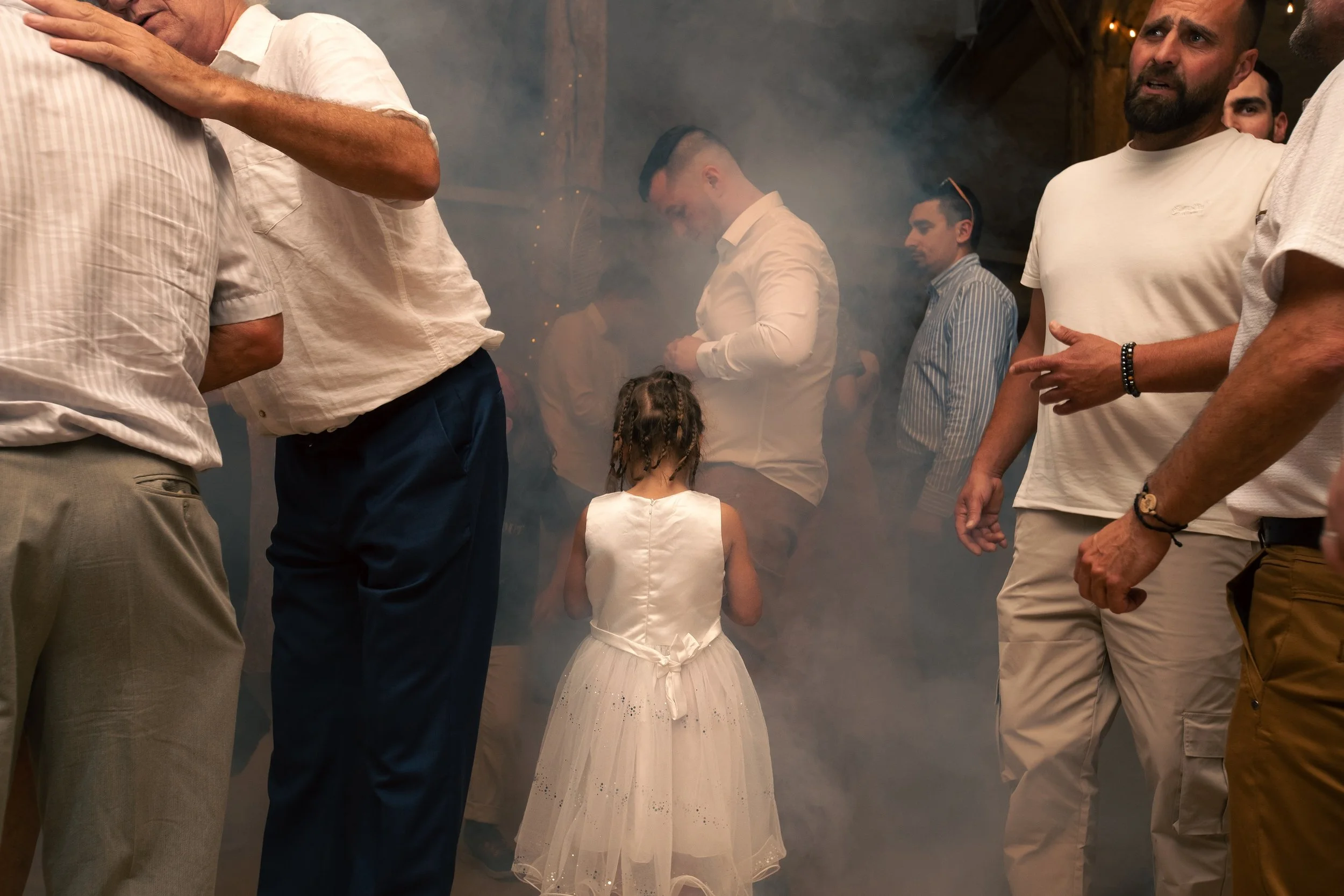 bal de mariage enfumé une fillette en photo de dos
