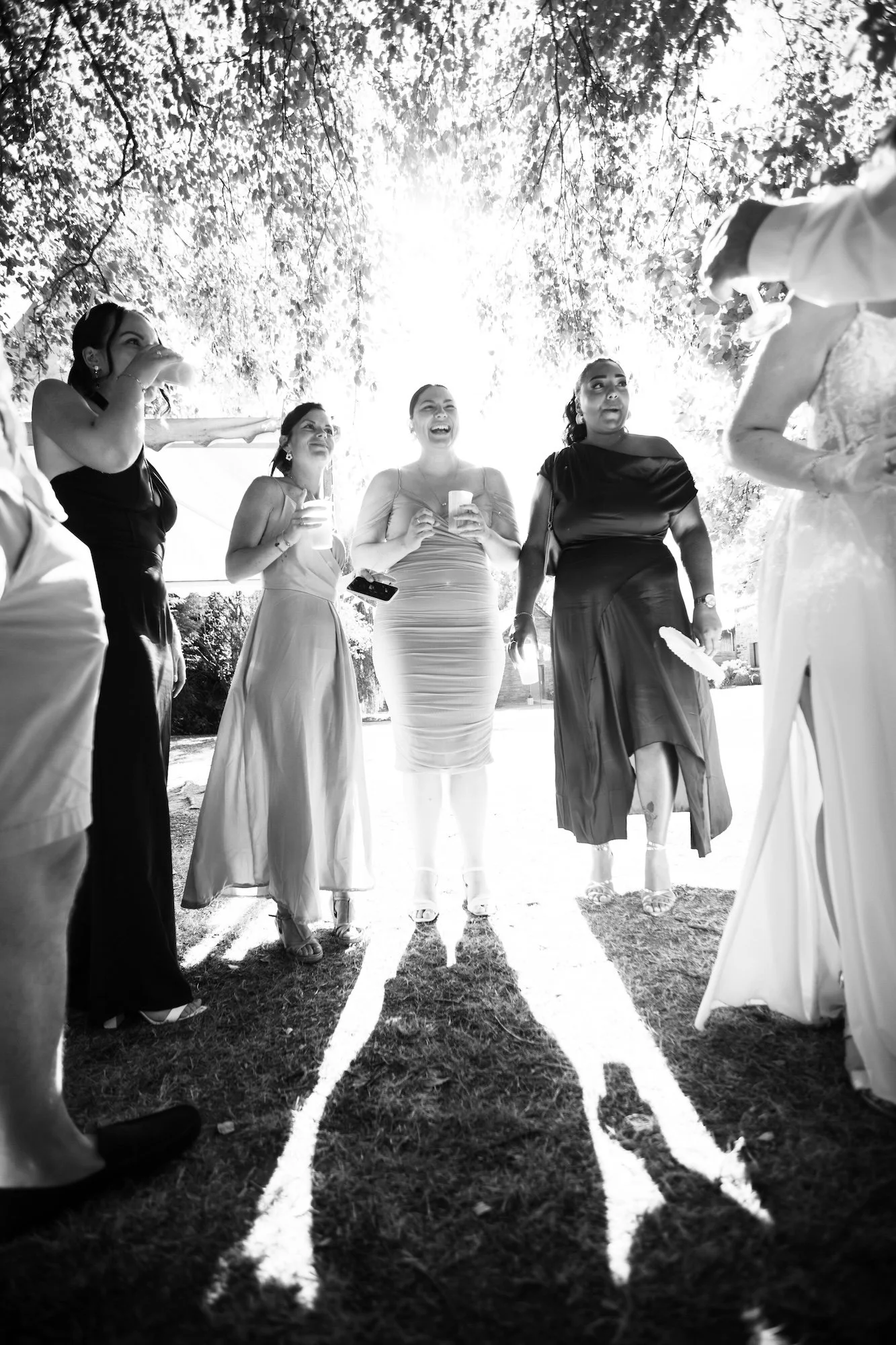 trois demoiselles d'honneur rient durant un mariage