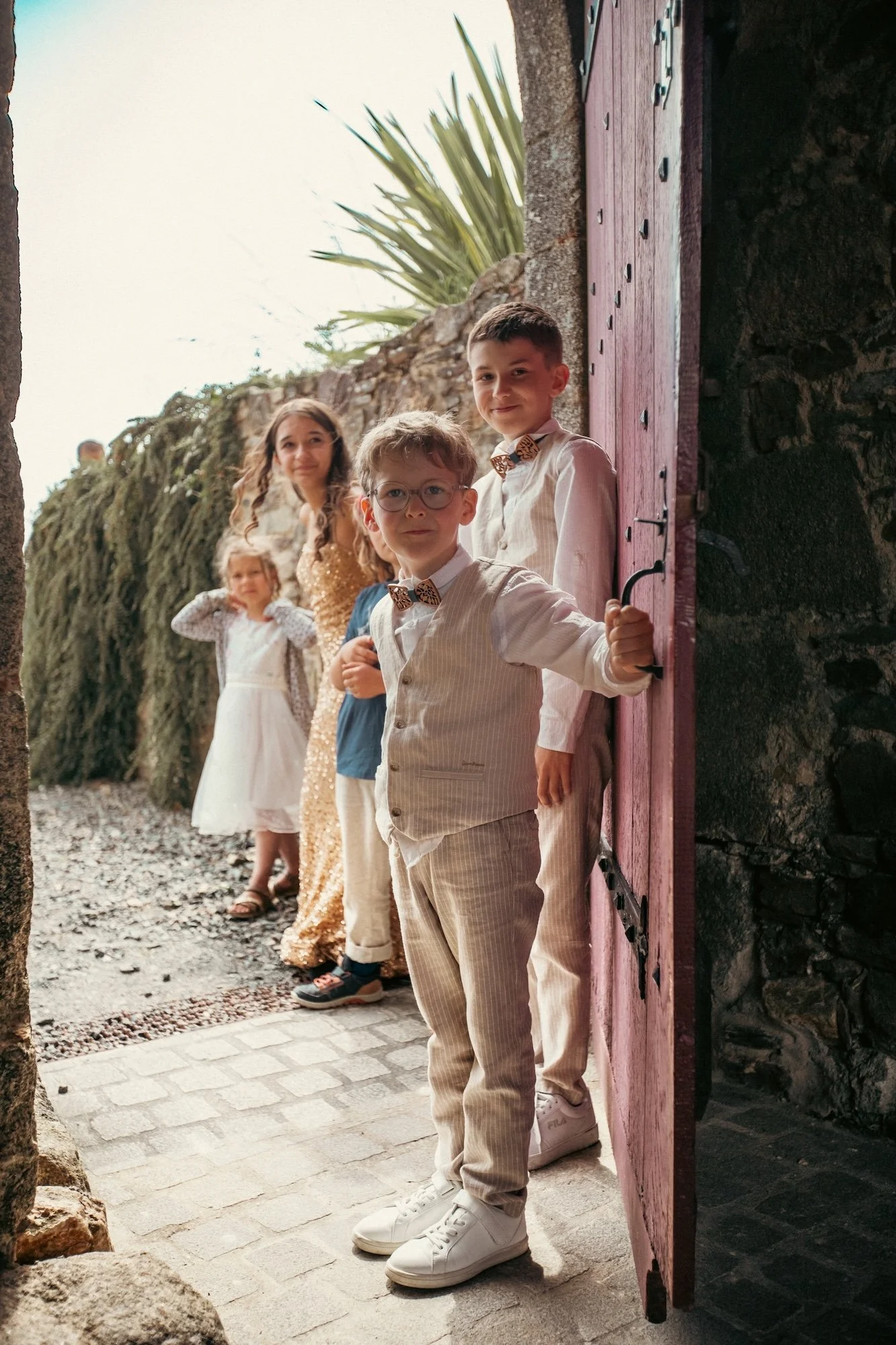 les enfants accueillent les invités à un mariage dans un chateau de loire