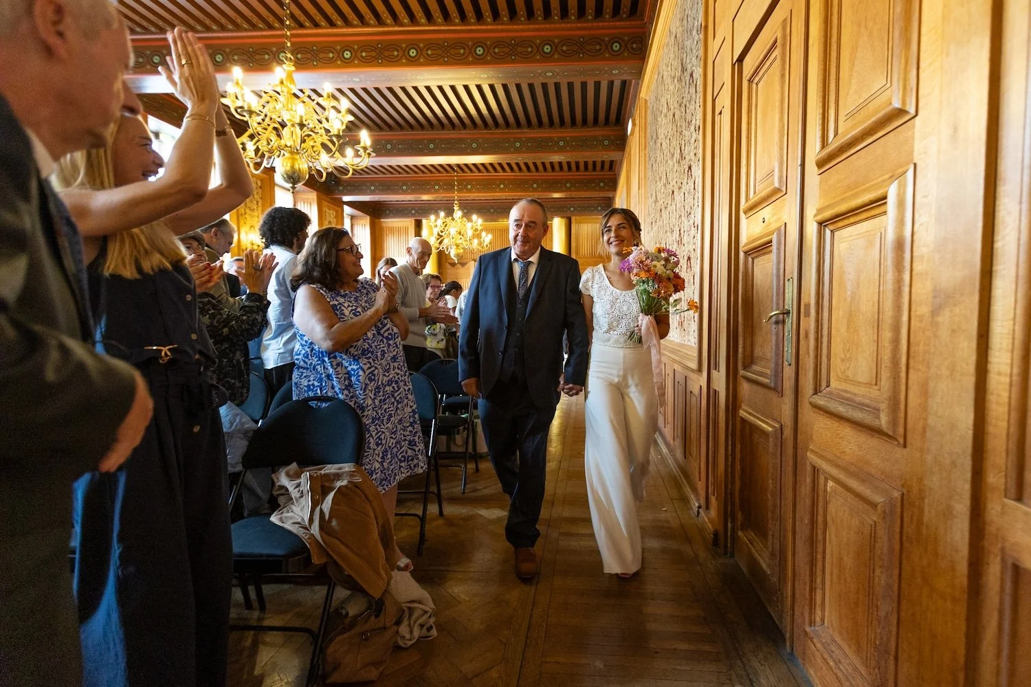 La mariée arrive à la mairie de Nantes au bras de son papa sous les applaudissements des invités.