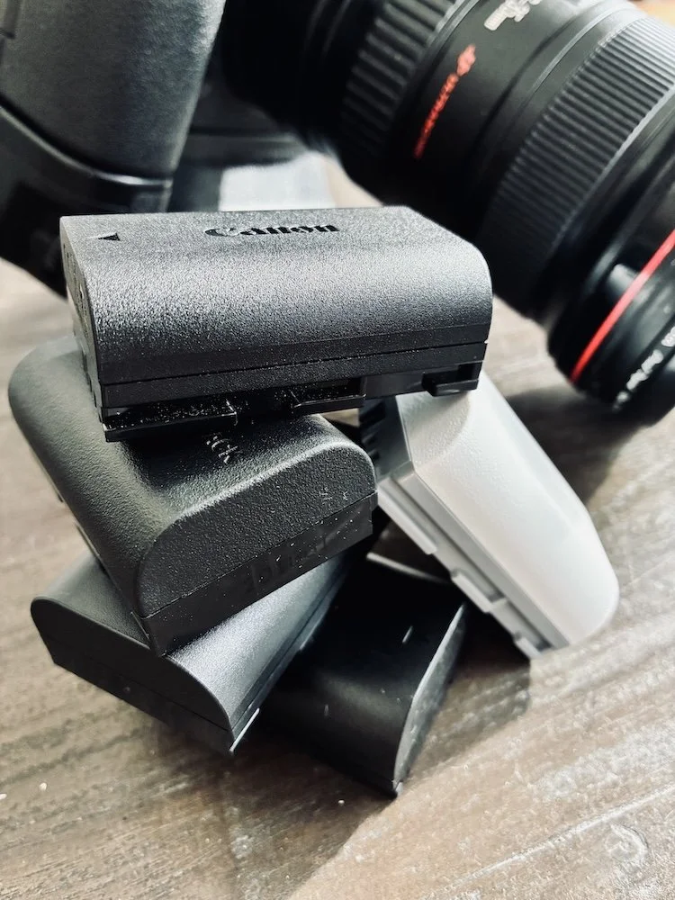 Batteries Canon de rechange pour couvrir l'intégralité d'un reportage de mariage sans interruption de prise de vue.