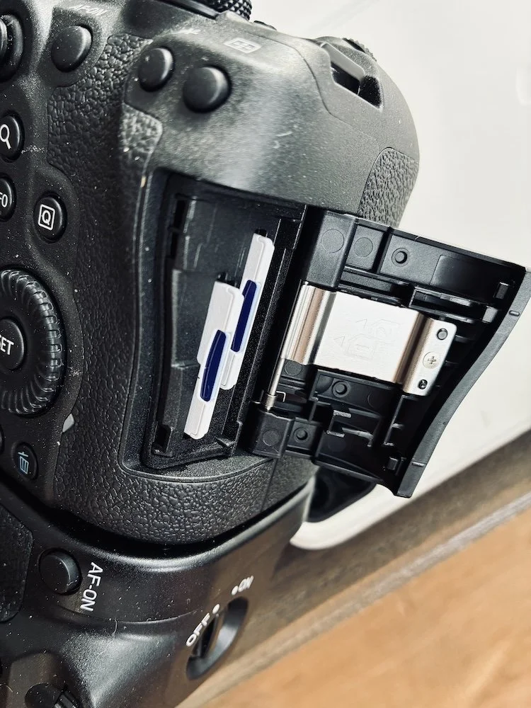 Boîtier photo professionnel Canon à double emplacement de carte SD assurant la sauvegarde instantanée des photos de mariage à Nantes.