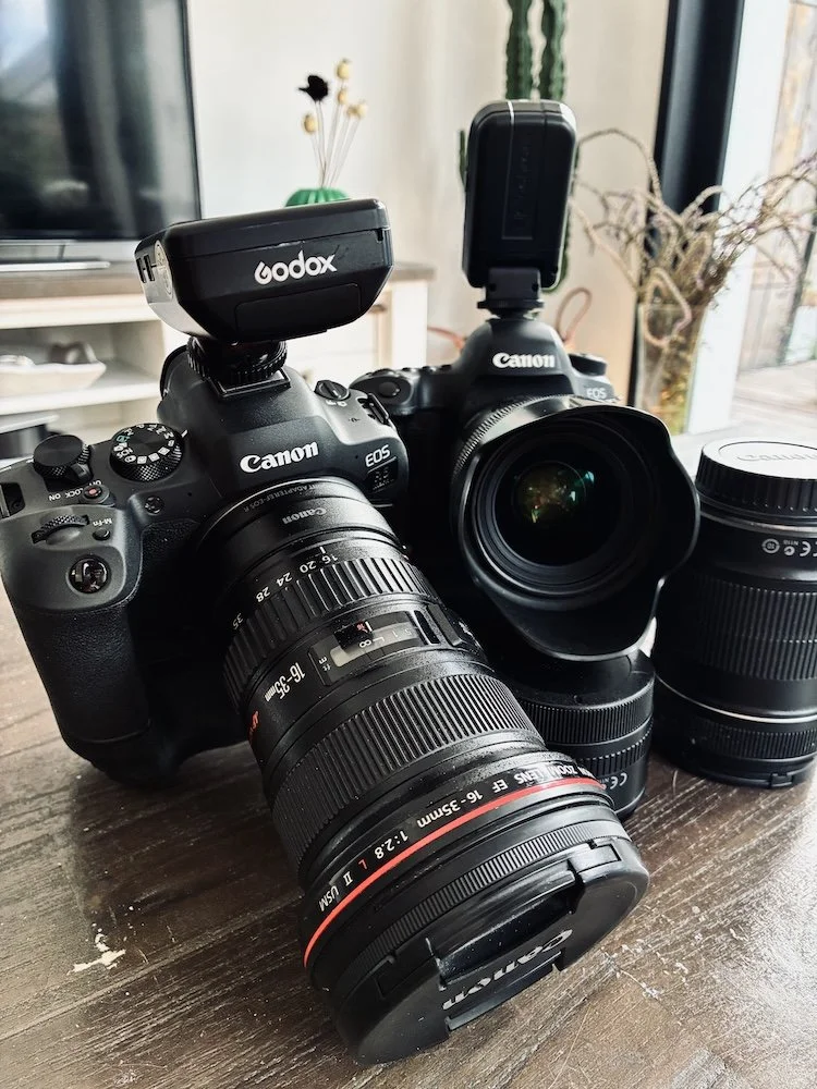 Deux boîtiers Canon professionnels équipés d'objectifs L et émetteurs flash Godox pour garantir un matériel de secours lors d'un mariage.
