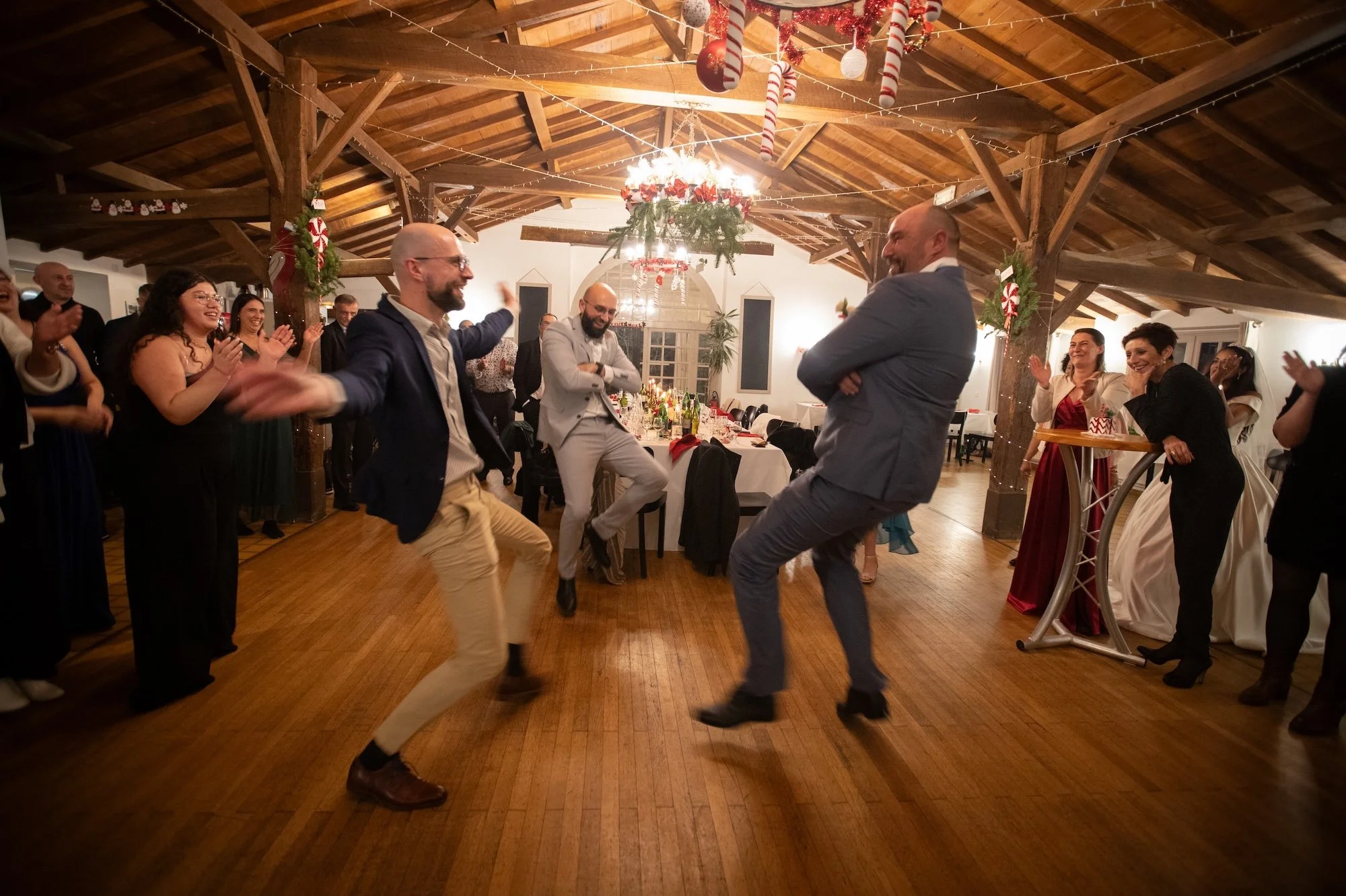 Le marié entame une danse russe avec ses frères à La Roche Sur Yon.