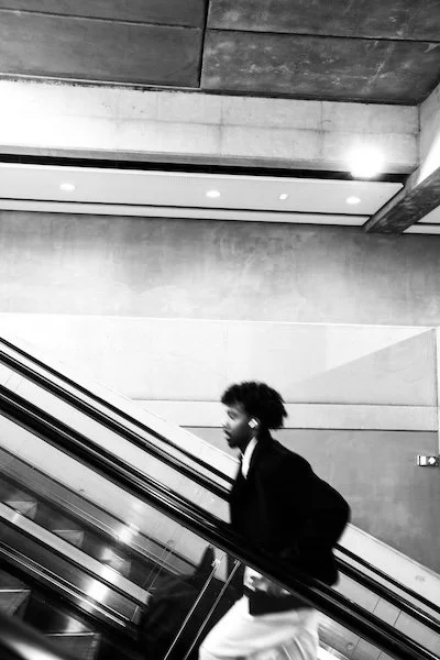 Triptyque de photographies de rue en noir et blanc montrant des silhouettes sur les escalators de le gare de Nantes.