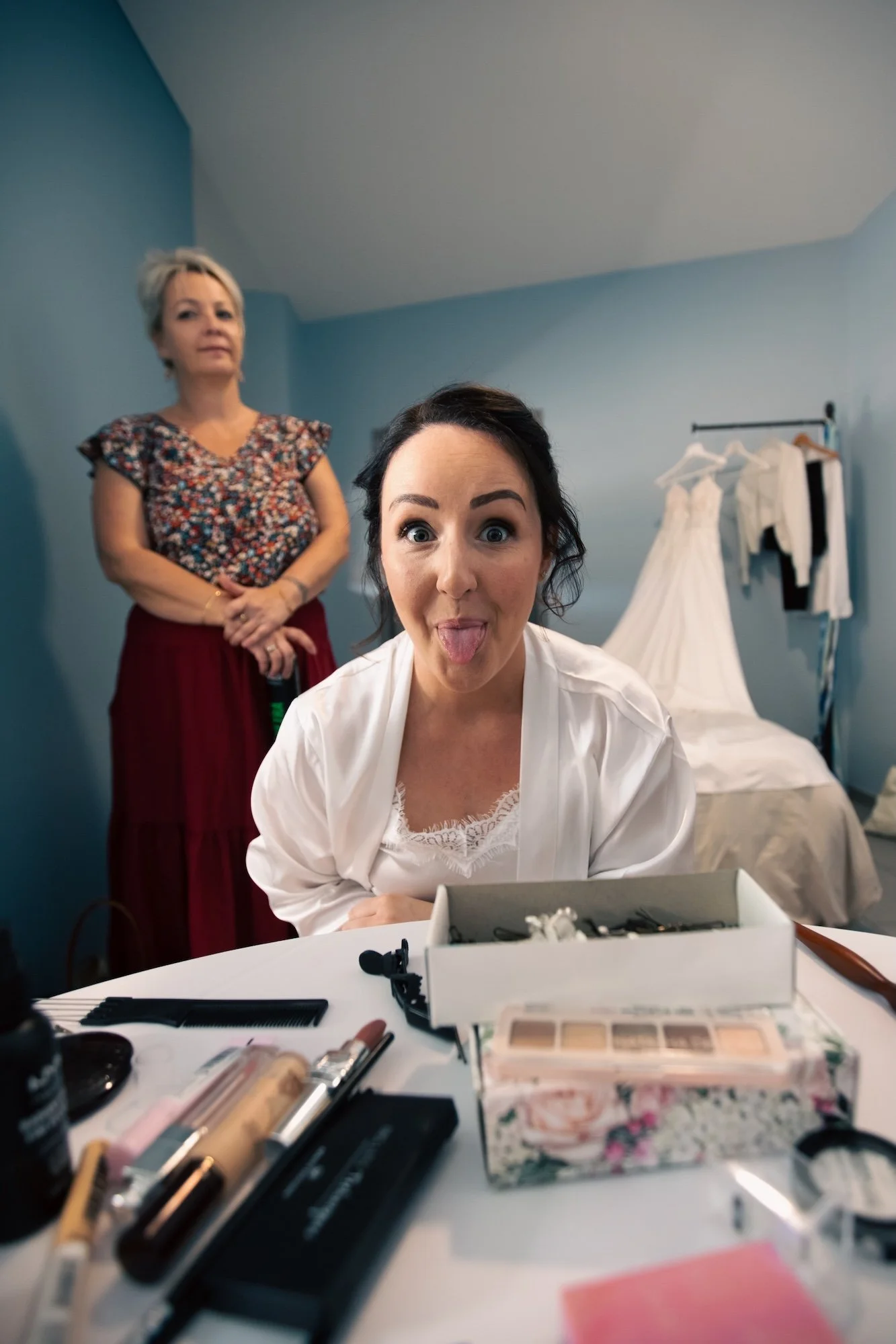 la mariée fait des grimaces durant son maquillage