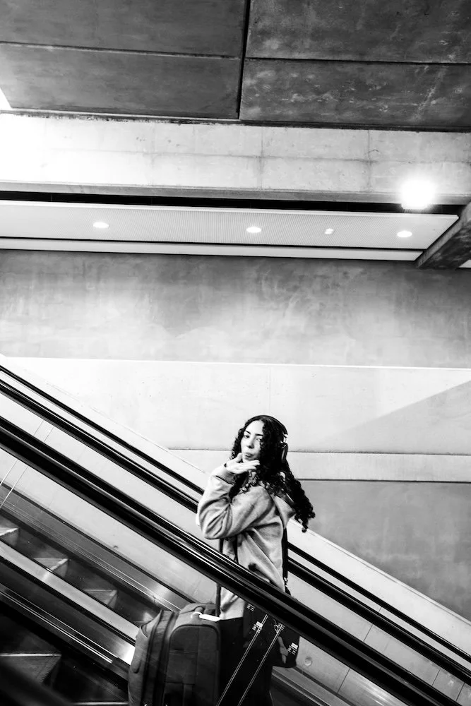 francois-mougel-street-photography-gare-nantes-noir-et-blanc-fille-grimace.jpg
