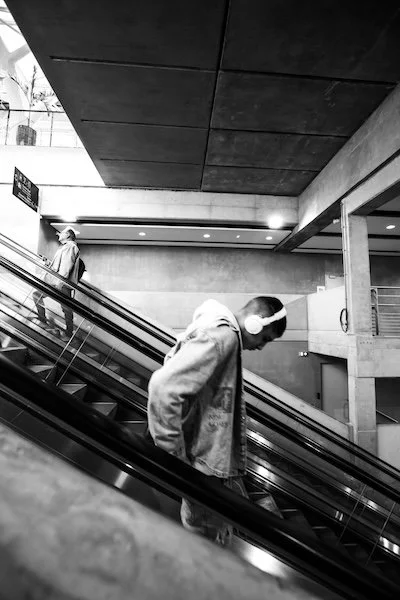 série de photographies de rue en noir et blanc montrant des silhouettes sur les escalators de le gare de Nantes.
