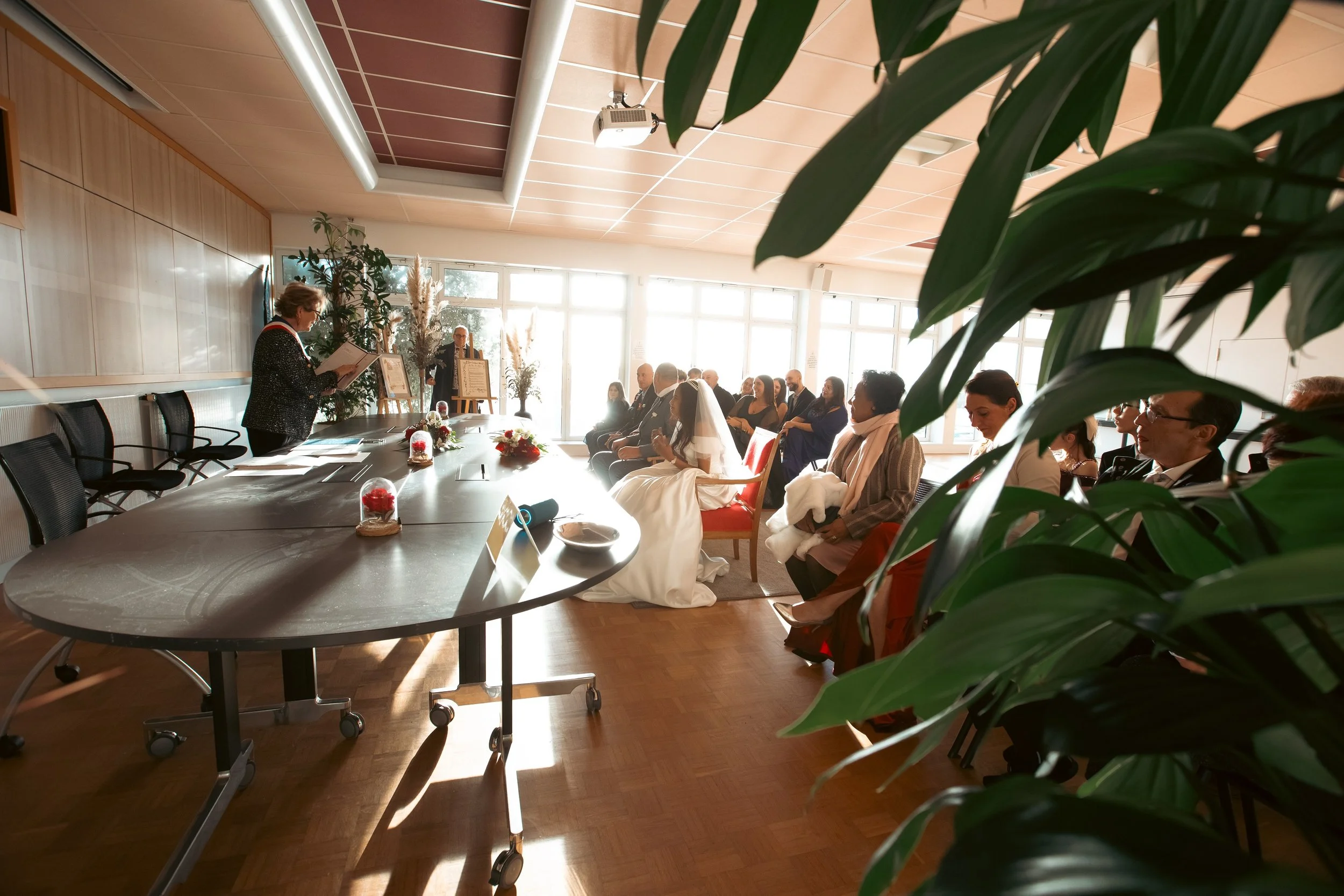 les mariés sont à la mairie avec le maire et leurs invités