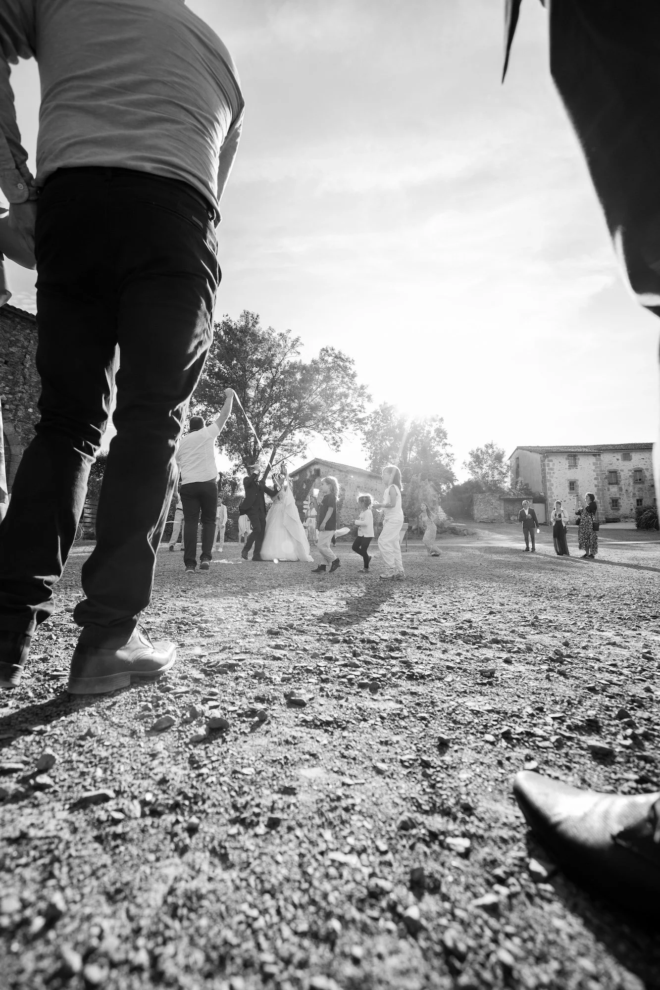 les mariés font le jeu du ruban