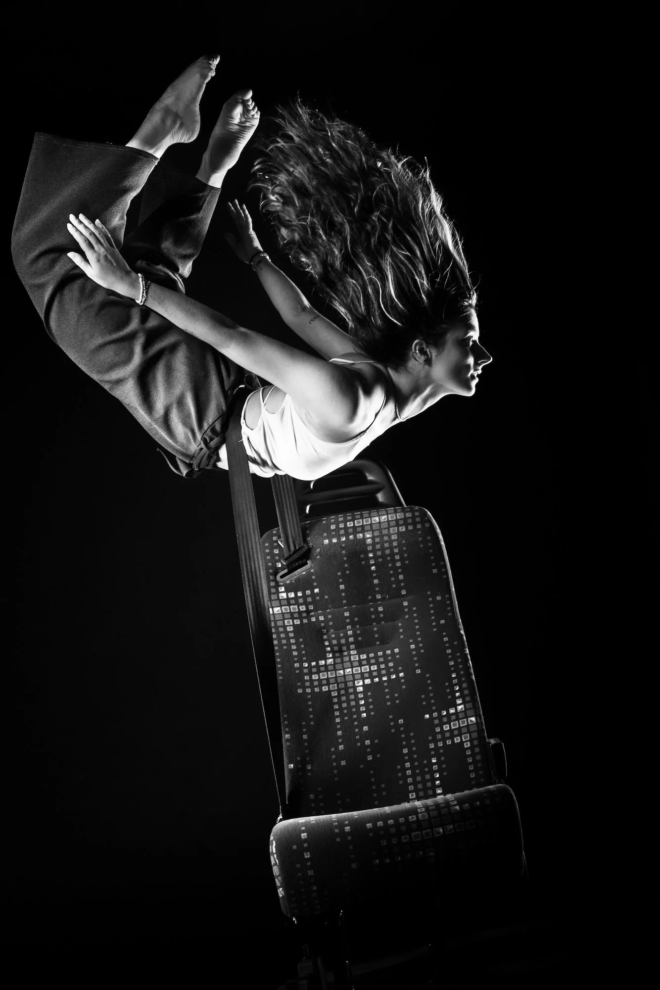 Photographie d’un corps en suspension dans l’eau sur fond sombre, évoquant l’apesanteur et la perte de gravité