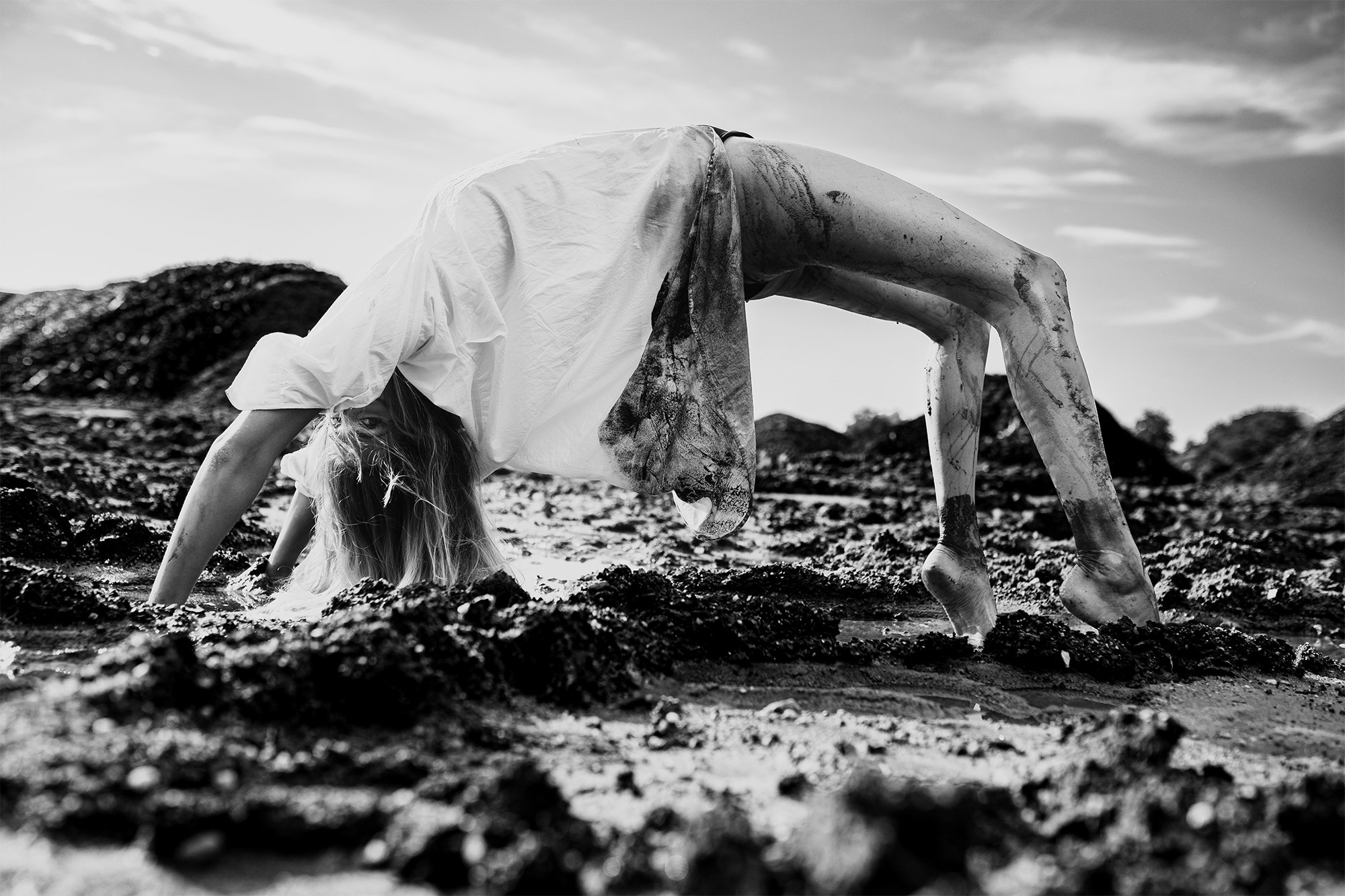 Photographie d’un corps entre ombre et lumière, explorant la dualité visuelle et la perception instable