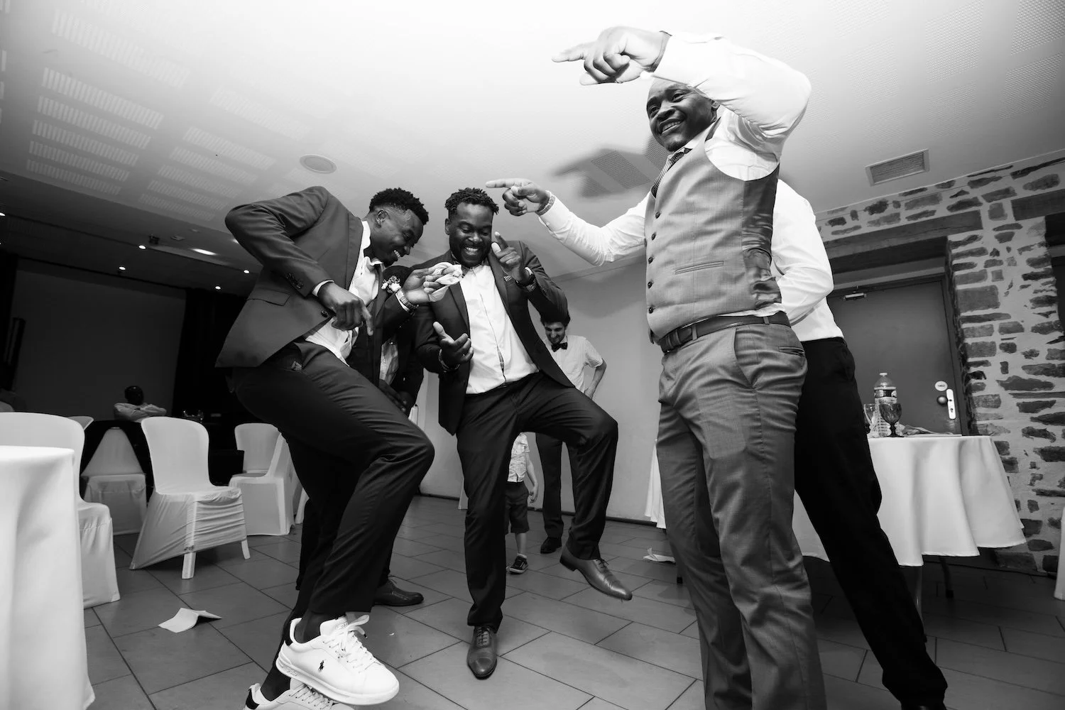 Le marié et ses amis camerounais dansent durant le diner.