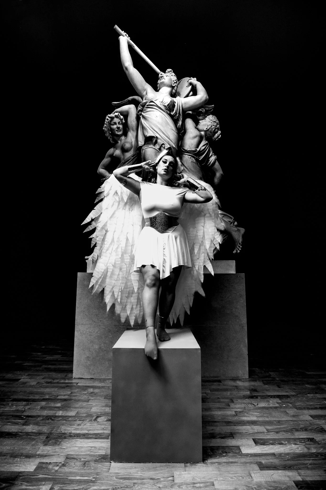 Photographie contemporaine d’un corps intégré à une composition organique, explorant la relation entre nature et présence humaine