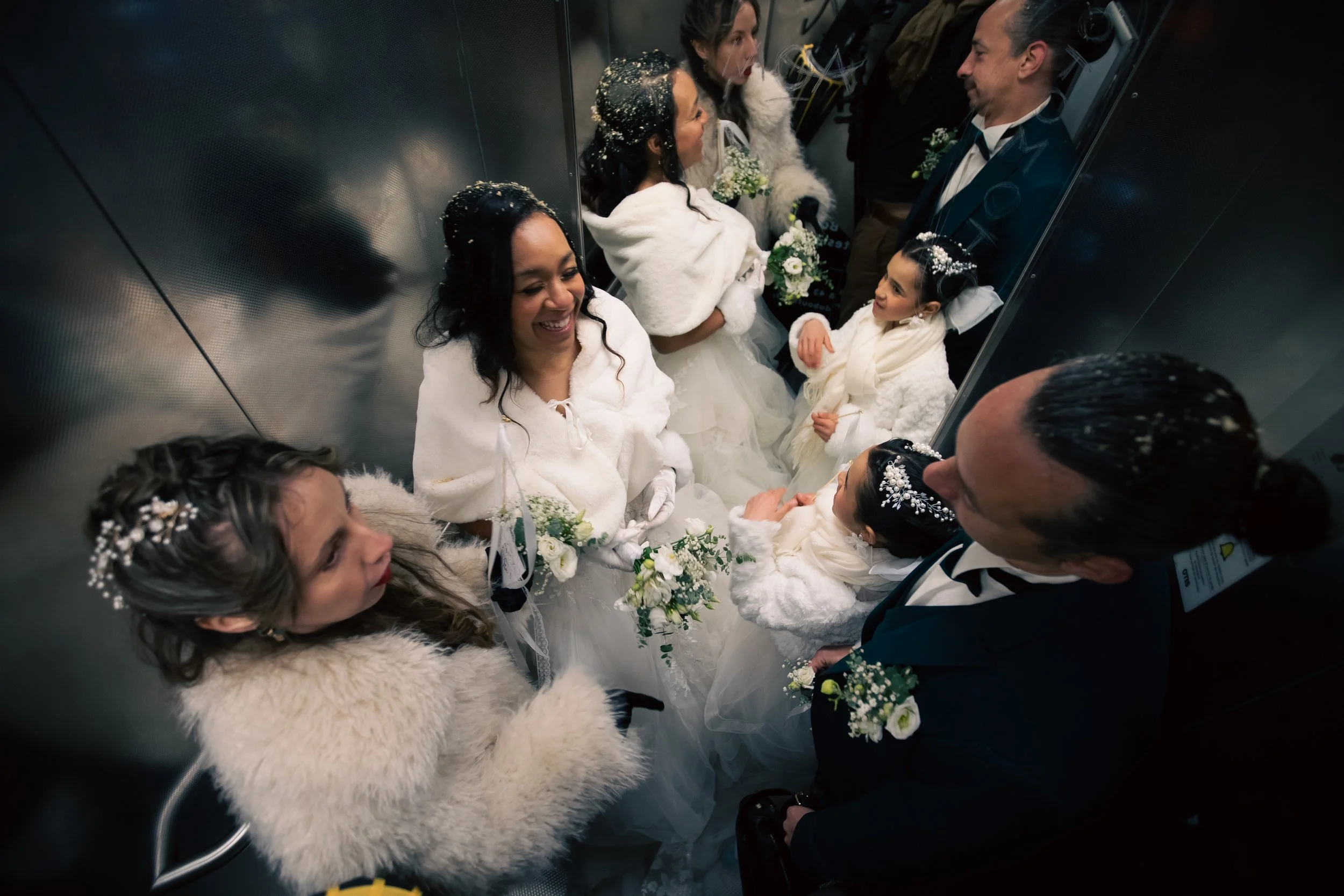 moment volé des mariés dans un ascenseur avec leurs témoins