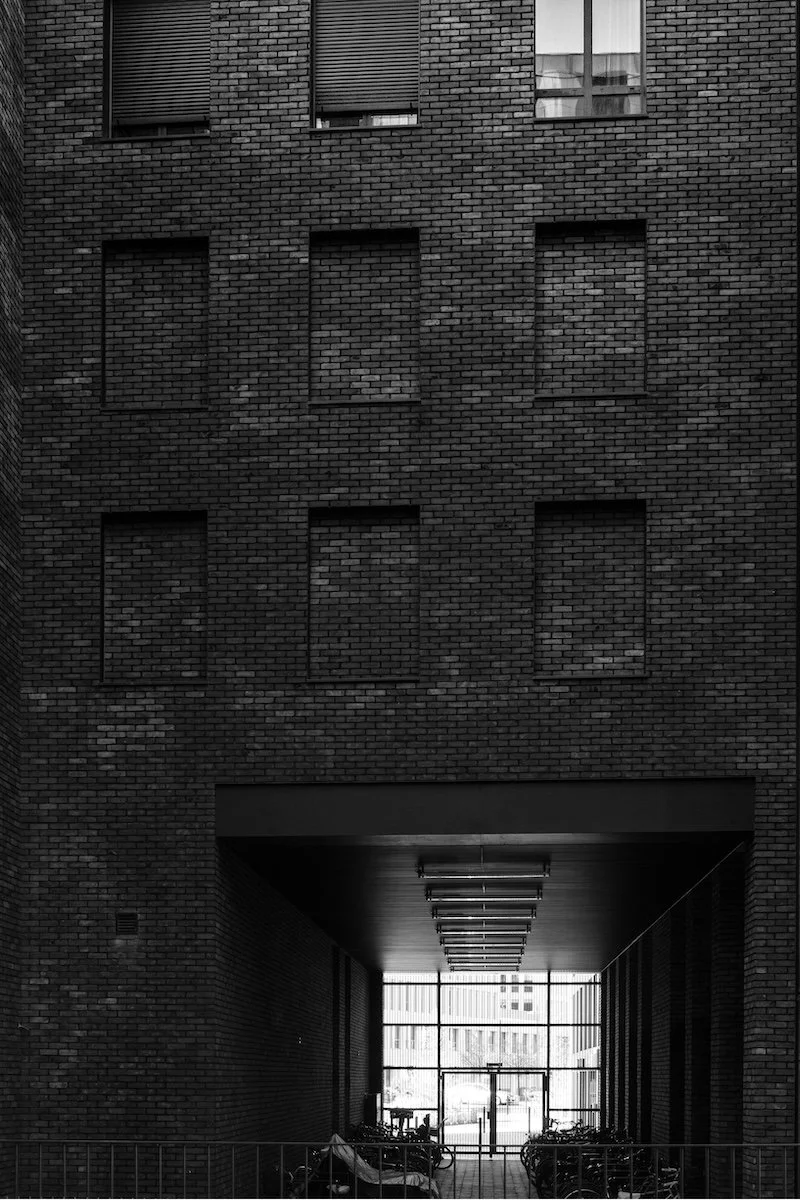 francois-mougel-architecture-briques-noir-et-blanc-nantes.jpg