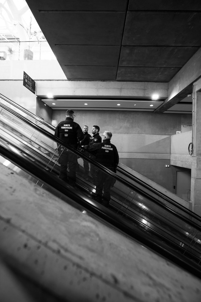 francois-mougel-street-photography-gare-nantes-noir-et-blanc-police.jpg