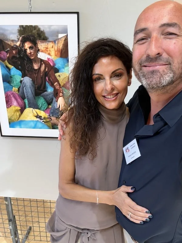Le photographe portraitiste François Mougel et Martine posant à côté du tirage d'art Dernier Refrain pendant l'exposition.