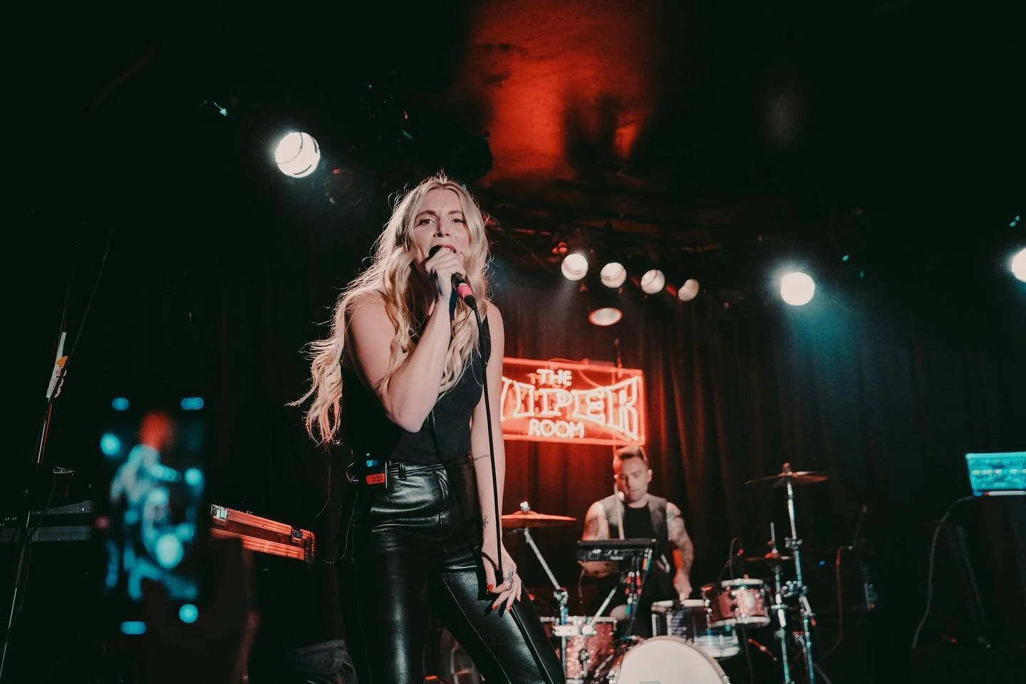 You F’ing beautiful humans lit me up so hard last night. Thank you for showing up for me. I’ll be high on life for at least a week! Can’t wait for the next one TBA! 
Pics by the legend himself @alexanderbemis 🤟🏻
#besonovi #gig #li