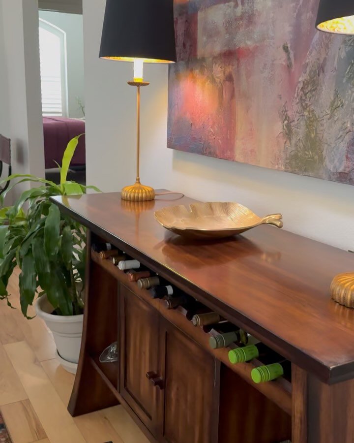 Hung pieces from my recent show in this lovely client&rsquo;s beautiful home today. Right above her grandfather&rsquo;s table. She has such a great collection of art, I&rsquo;m so happy to be part of her space!

#floralportraits #trendaroch #beyondbl