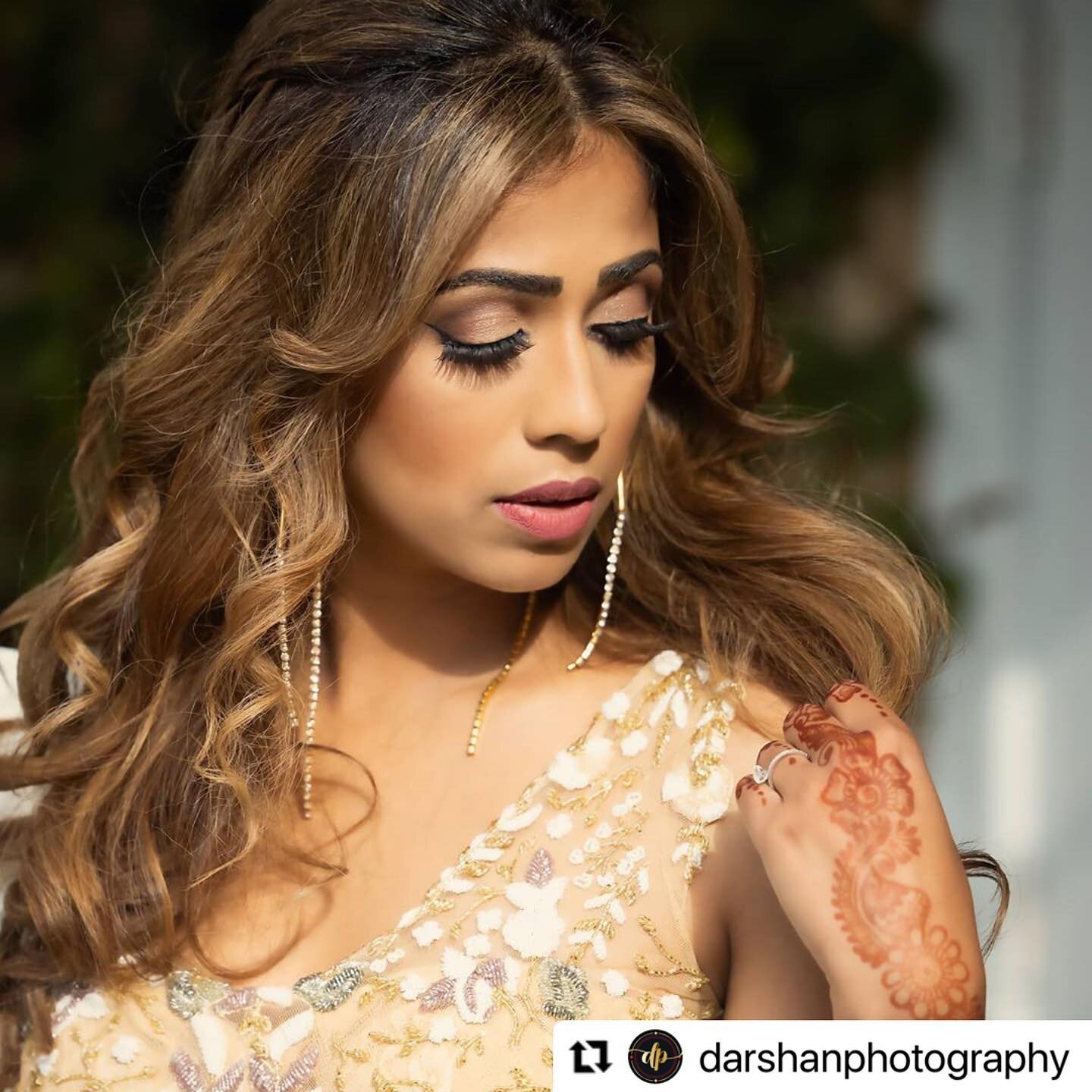 #Repost @darshanphotography of this perfect candid 💁🏻&zwj;♀️👰🏻&zwj;♀️
・・・
Makeup by @bridalelegancebysuman 
Henna by @mehndiwithheena 
Decor by @dcenvy 
DJ @kundanevents 
Event coordinator @eventsbyzartasha
Venue @salamanderresort

#indianwedding