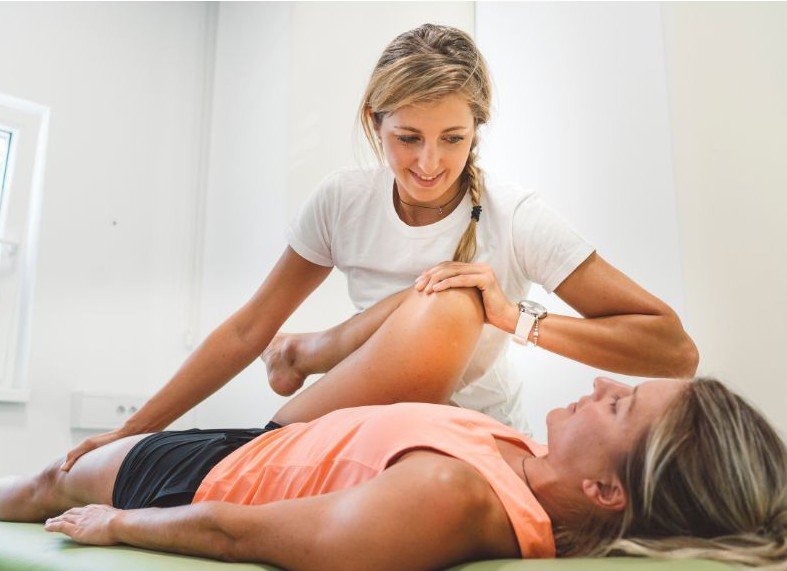 Pelvic floor physiotherapist providing gentle treatment for Pudendal Neuralgia symptoms at Ova Women’s Health in Burnaby BC.