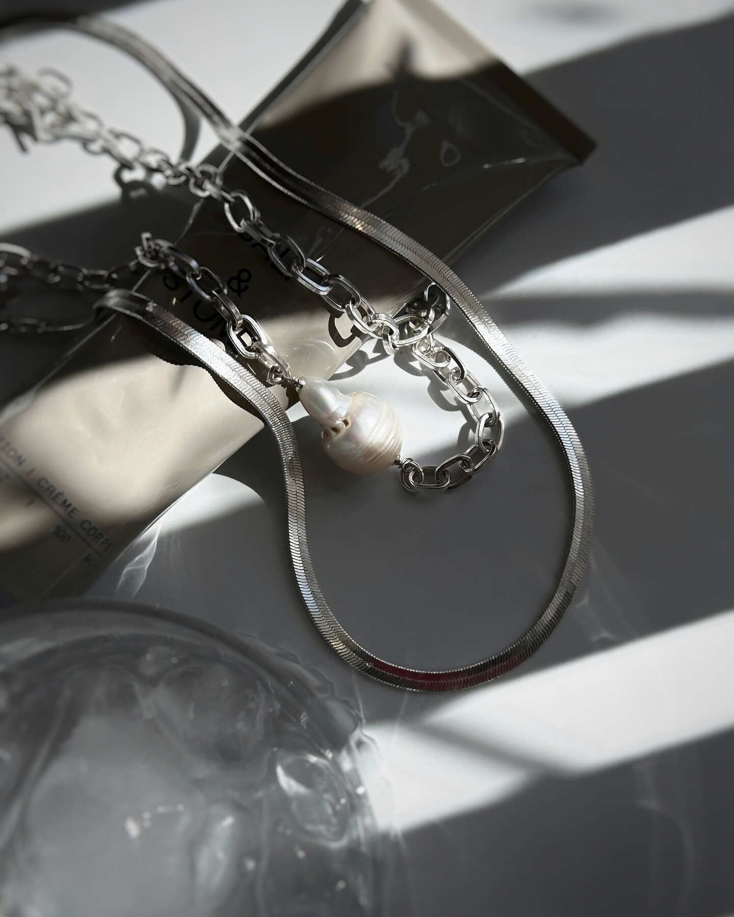 Taking care of a silver-plated chain involves a few simple steps:
Clean Regularly: Use a soft cloth to wipe away dust and oils after each wear to prevent tarnishing.
Avoid Moisture: Remove your chain before swimming, showering, or exercising to preve