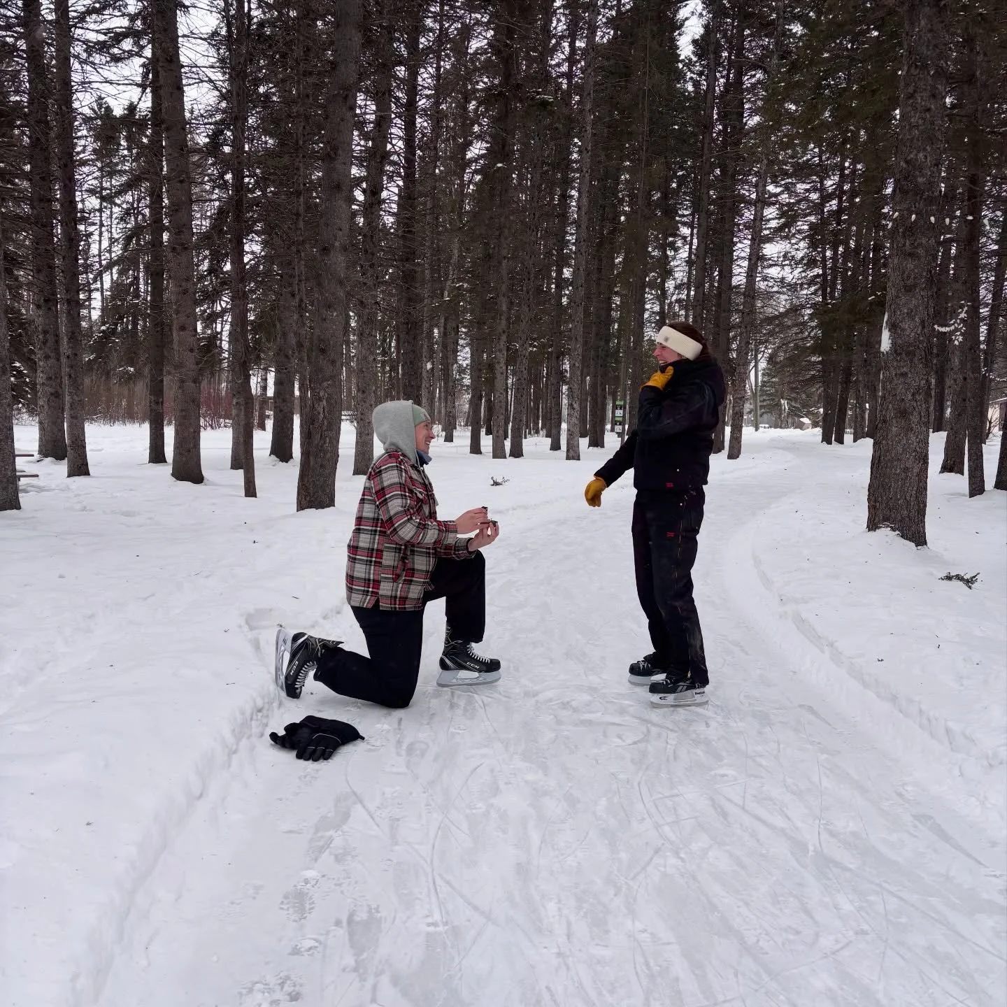 A winter proposal idea from our customers 🤍 
Congratulations on your engagement! 🥂
#engagement #jewellery #sherringgold